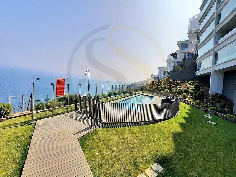 Beautiful apartment with spectacular ocean view and heated p